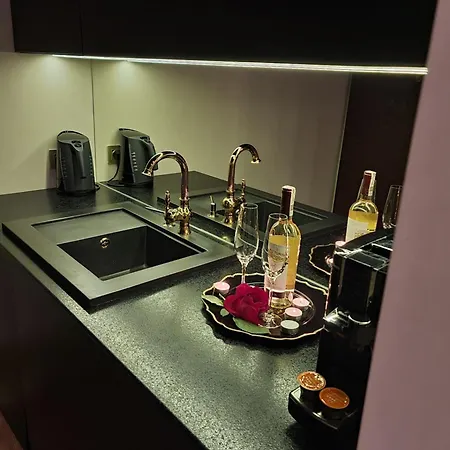 Black Swan Apartment
